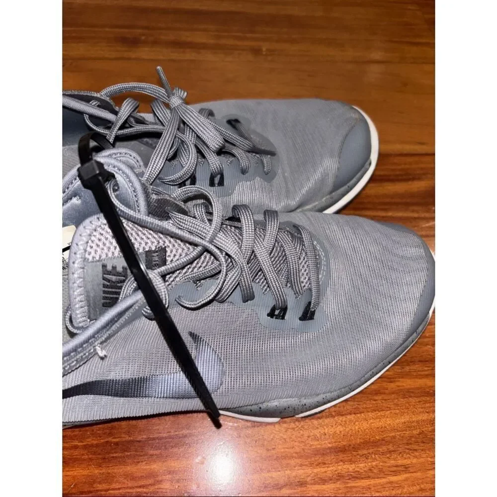 Nike women’s Light Gray Athletic Running Shoes 8.5